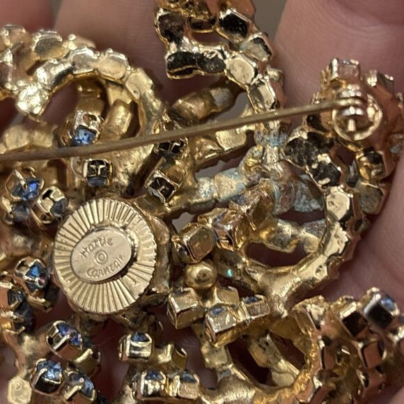 Vintage Hattie Carnegie Brooch Blue Rhinestone Gold Tone Signed - Picture 13 of 14